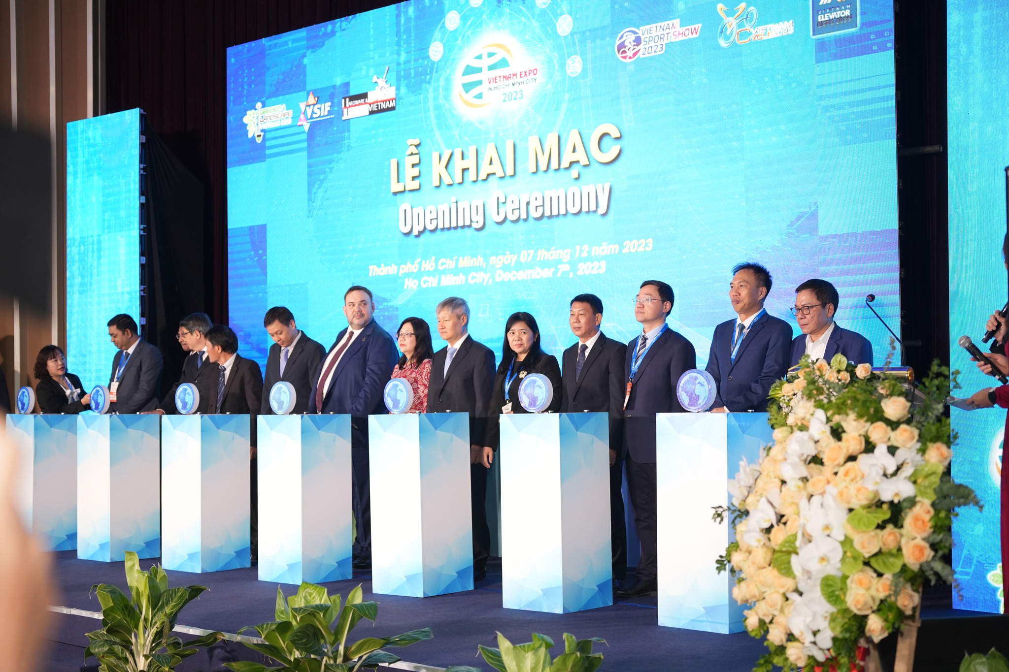 Các đại biểu chuẩn bị bấm nút khai mạc Vietnam Elevator Expo