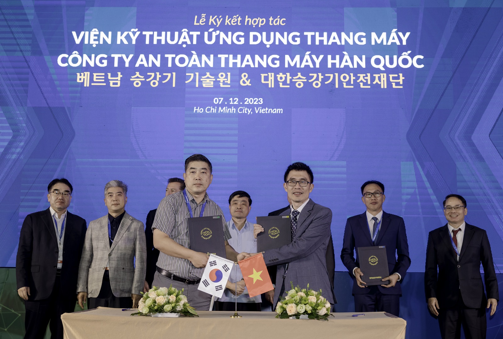 Lễ ký kết hợp tác giữa Viện kỹ thuật ứng dụng thang máy Việt Nam với Trường đại học thang máy Hàn Quốc tại Vietnam Elevator Expo